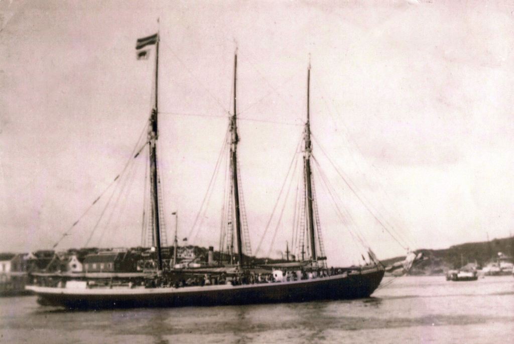 Three Sisters arriving in Curacao carrying personnel for oil industry