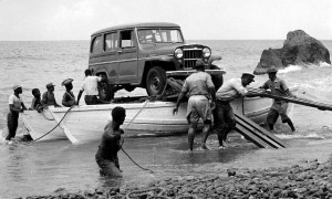 022 - Saba-1956-58 - Landing of a jeep - Fort Bay-03