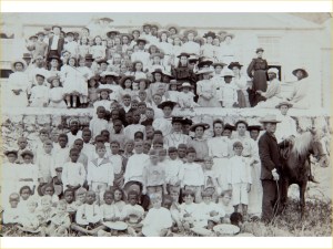 1890-1910 Schoolphoto - Tropenmuseum - Pater Laurentius Mulder